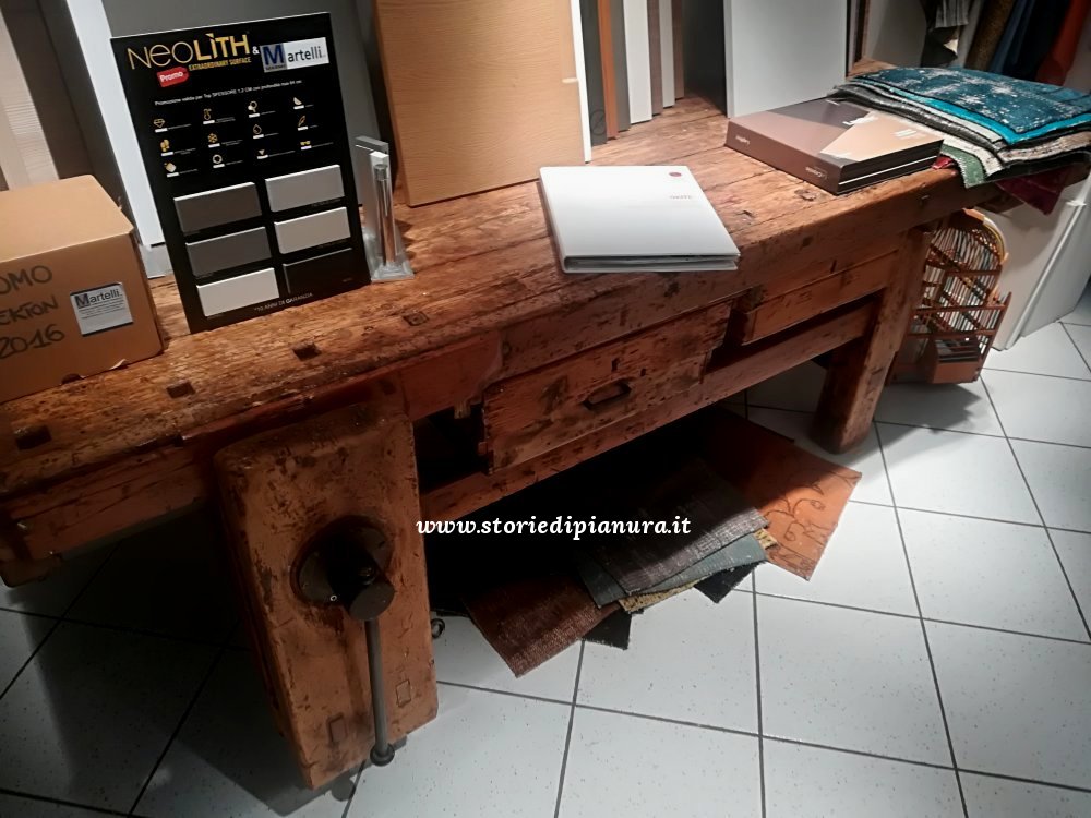 Tavolo antico da lavoro della ditta Angelini Tavolo antico da lavoro della ditta Angelini