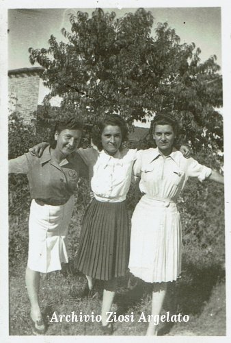 Carolina Bisi con le amiche nel 1943