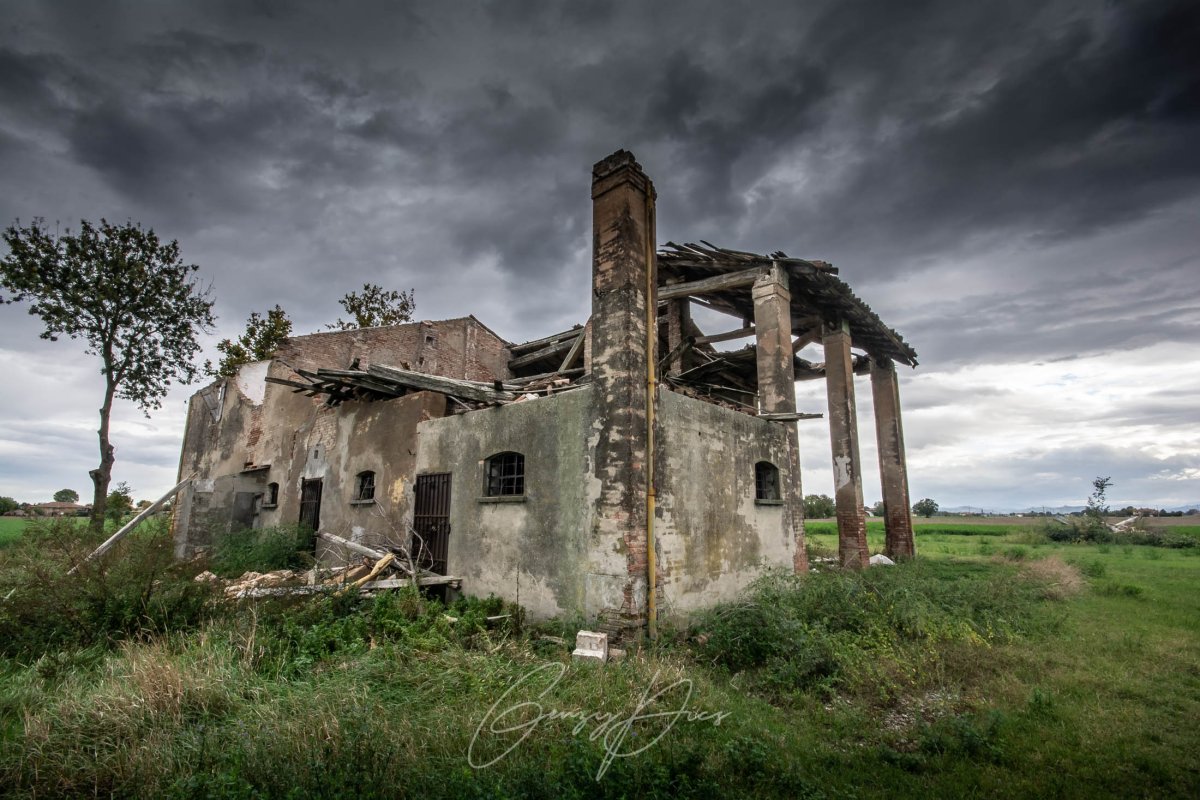 Vecchio casale nella campagna argelatese