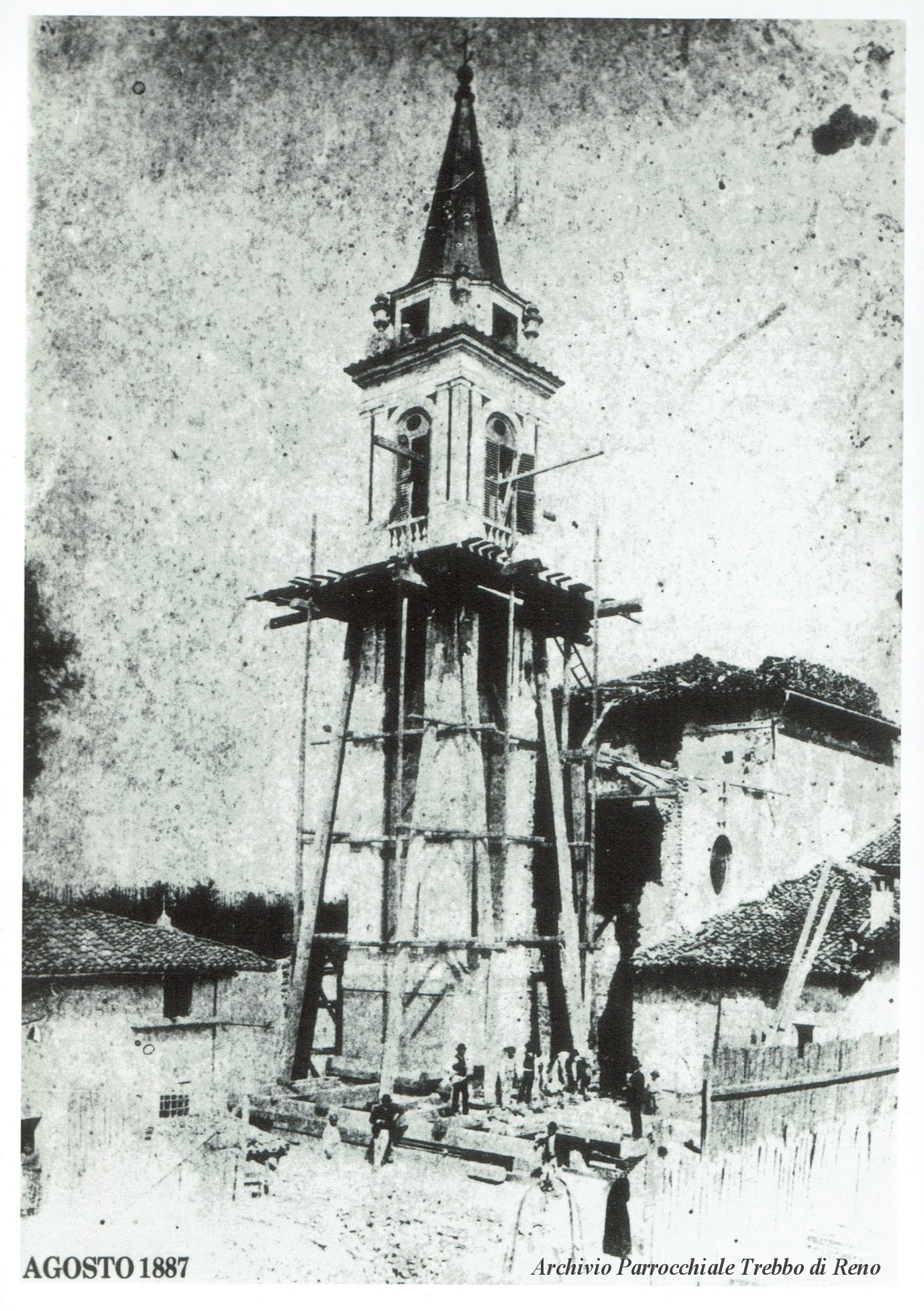 Il Campanile di Trebbo durante il suo spostamento