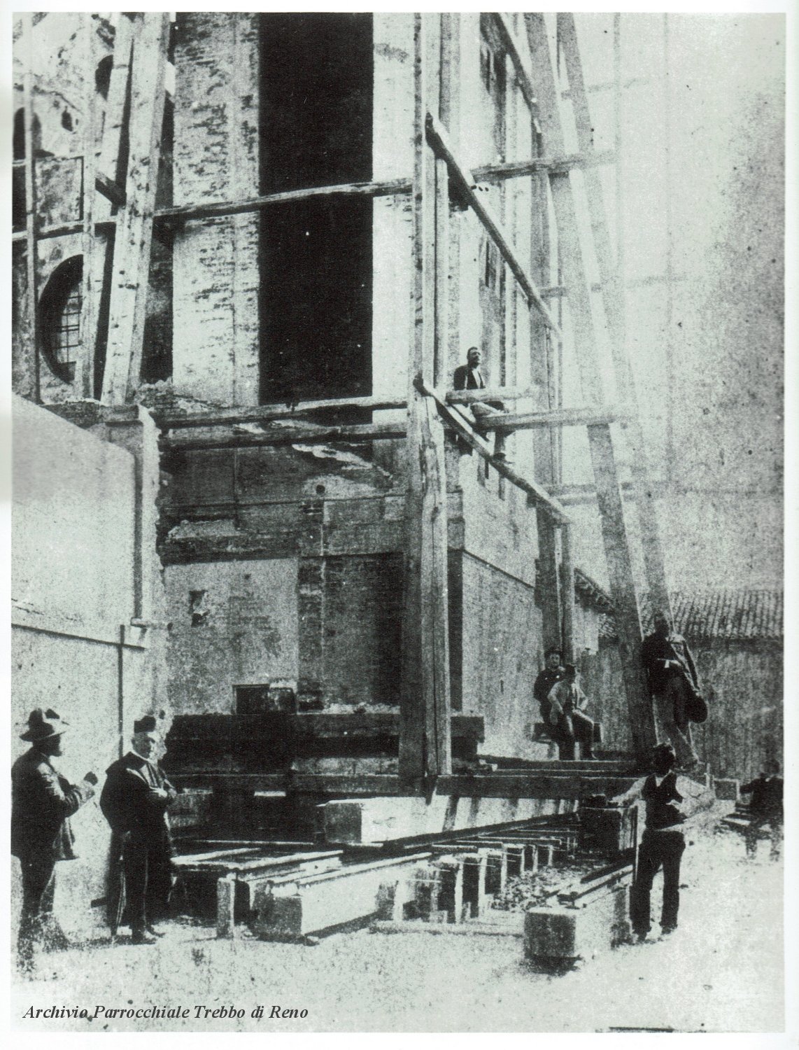 I fratelli Campeggi insieme a Don Spisani durante i lavori a Trebbo di Reno