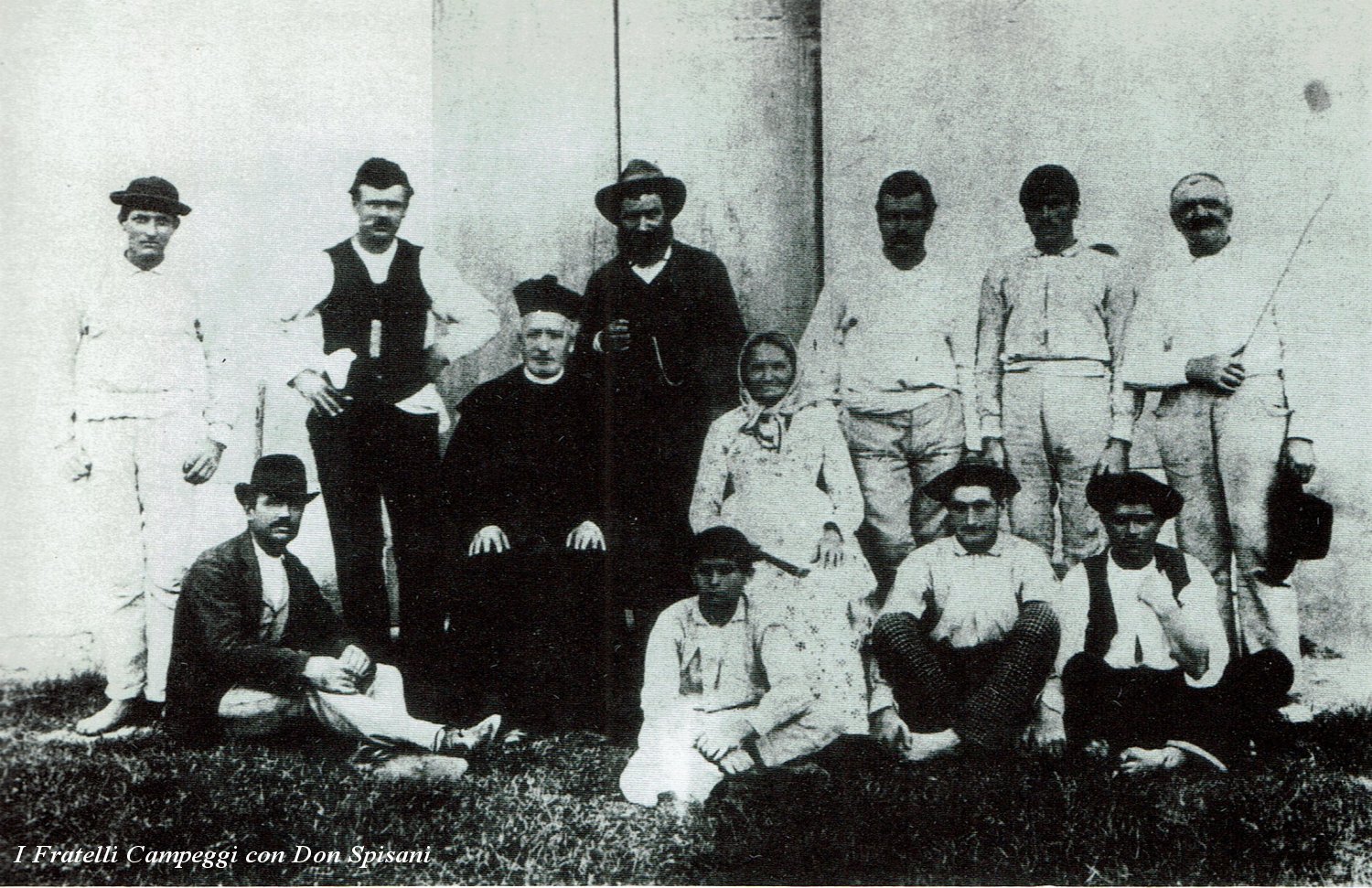 Il Parroco Don Spisani con i Fratelli Campeggi accanto