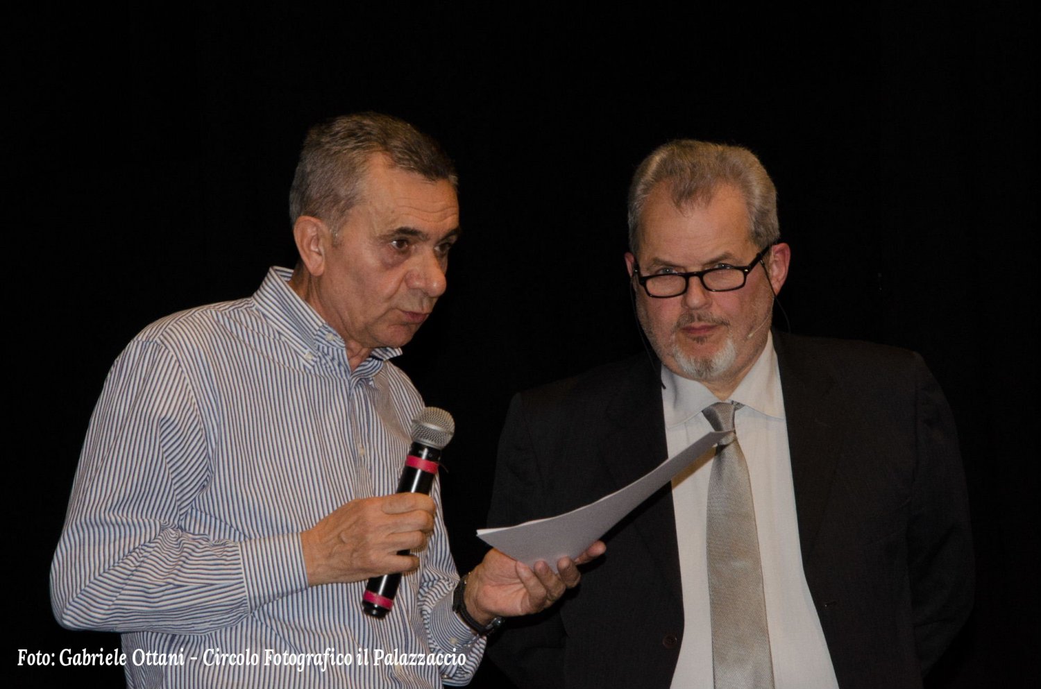 Sergio Vanelli sul palco insieme a Loris Fontana del Circolo Fotografico il Palazzaccio