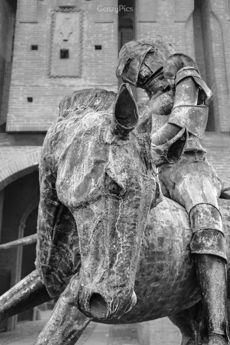 I cavalieri in battaglia - scultura di Nicola Zamboni e Sara Bolzani I cavalieri in battaglia - scultura di Nicola Zamboni e Sara Bolzani