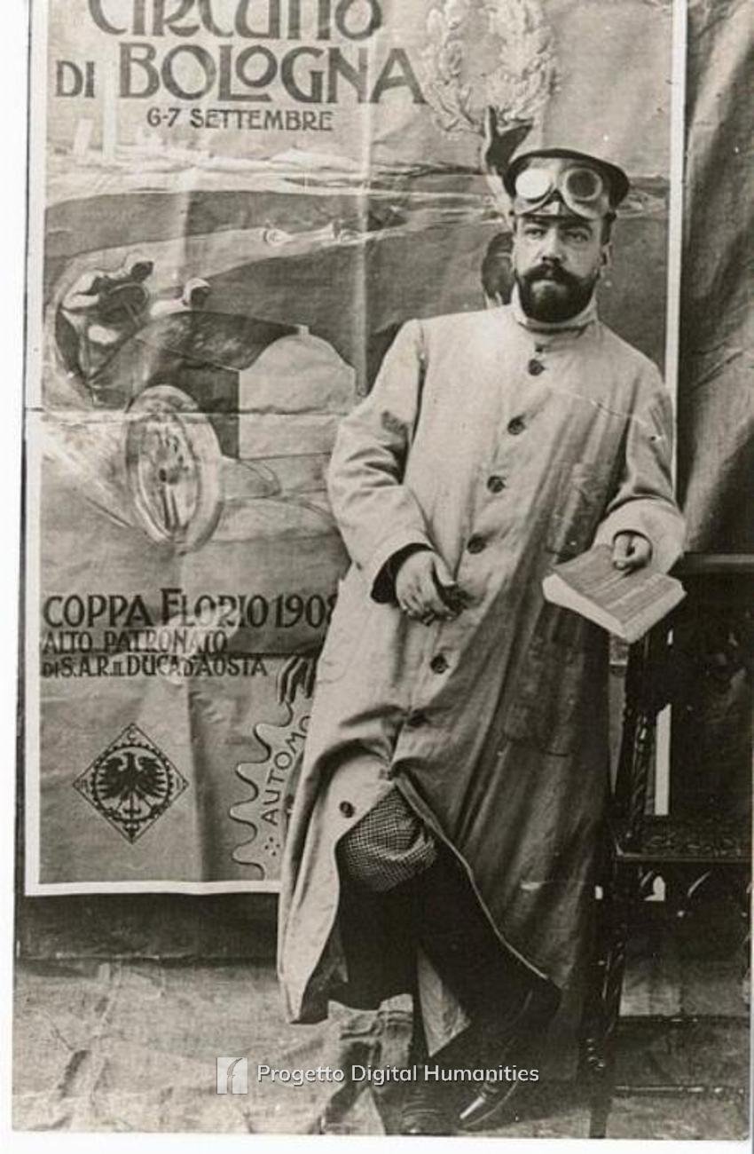 Uomo in posa con divisa da pilota - Circuito Bologna 1908