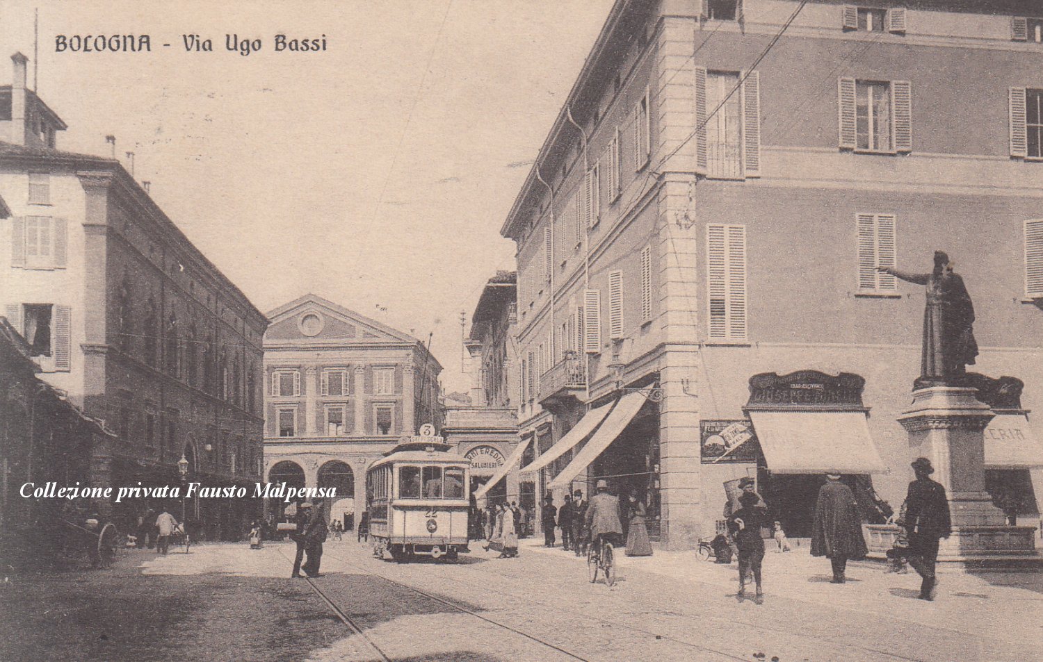 Monumento Ugo Bassi davanti al Mercato delle Erbe
