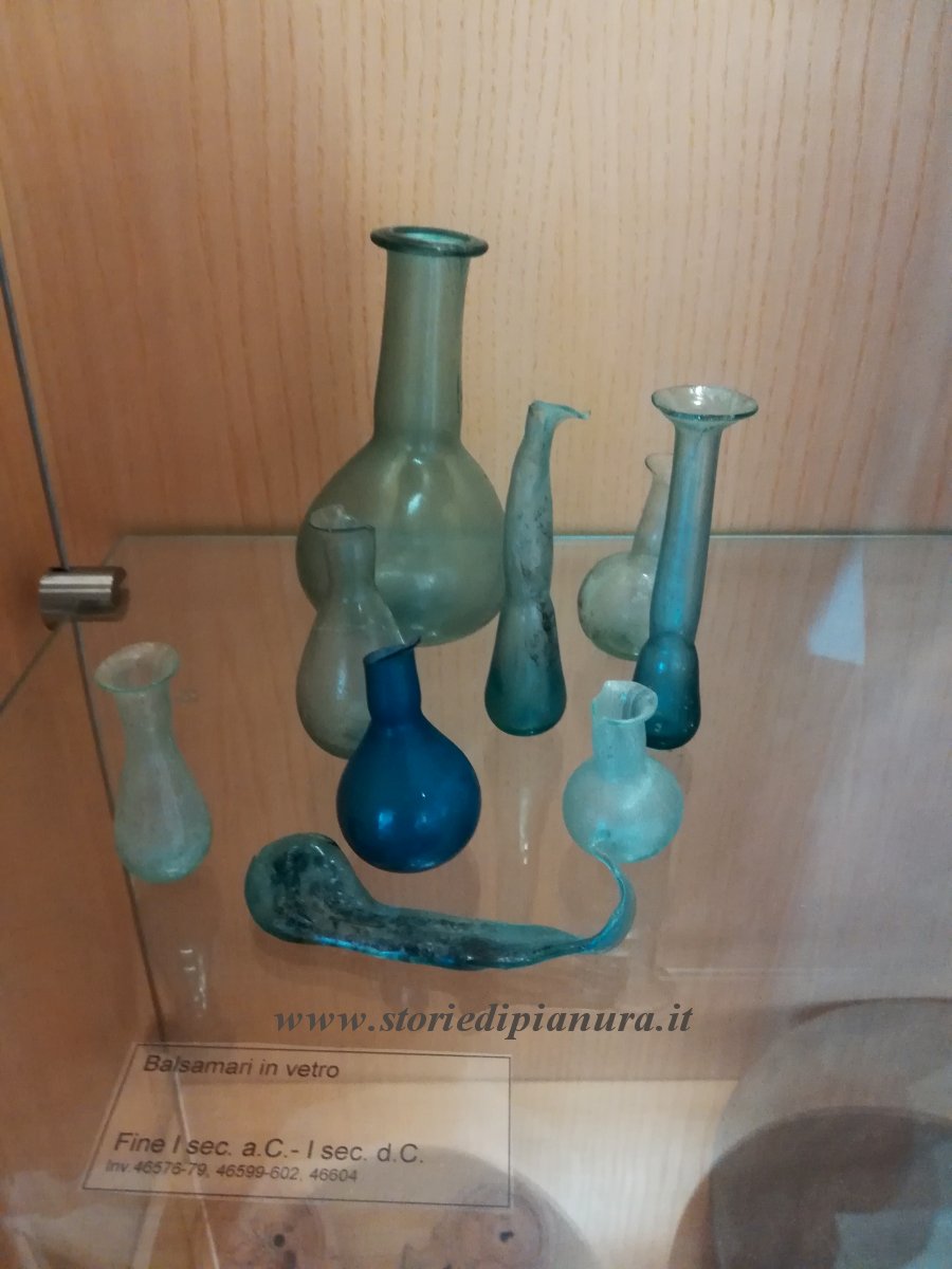 Museo di Stellata, sala IV, balsamari in vetro