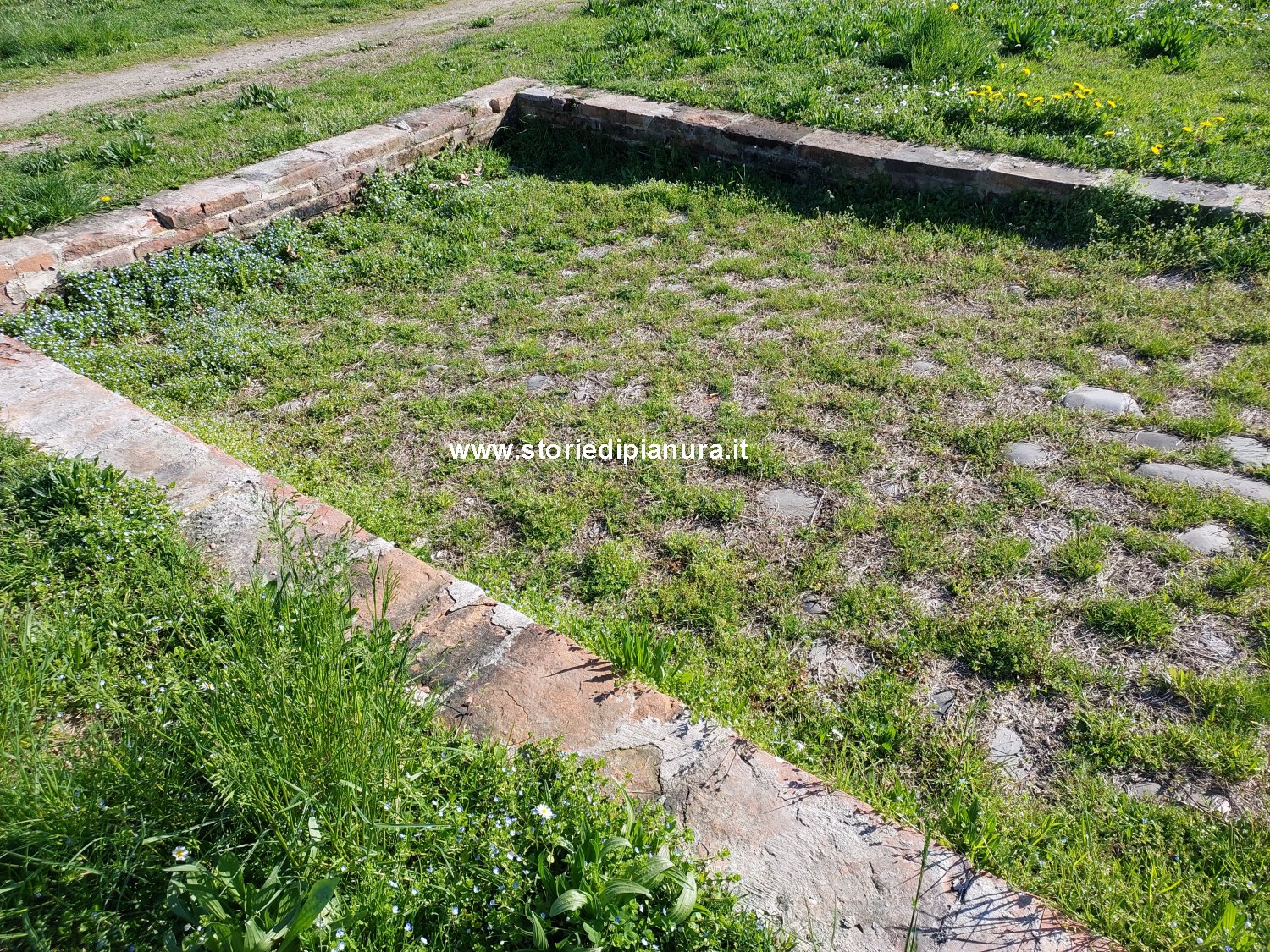 Vasca rettangolare pavimentata con ciottoli, probabilmente destinata al lavaggio delle pecore prima della tosatura