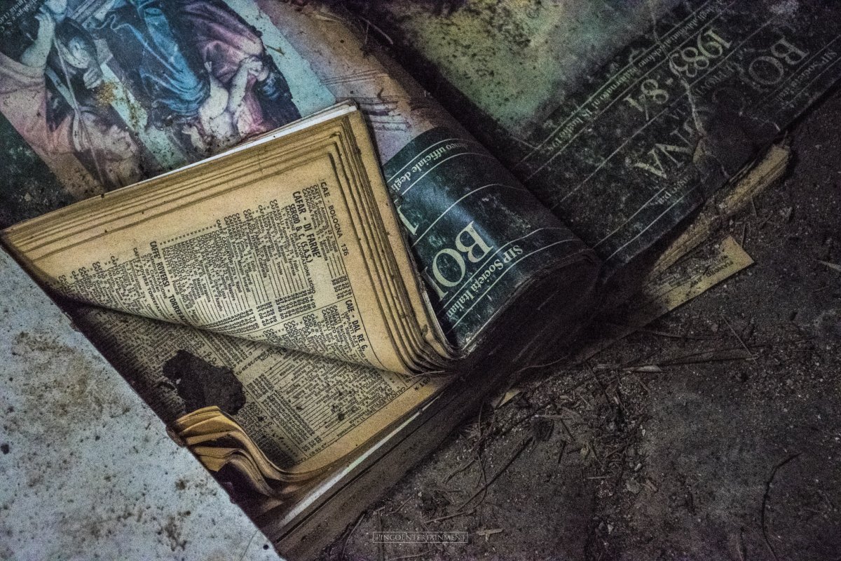 Libri ed oggetti abbandonati nella borgata