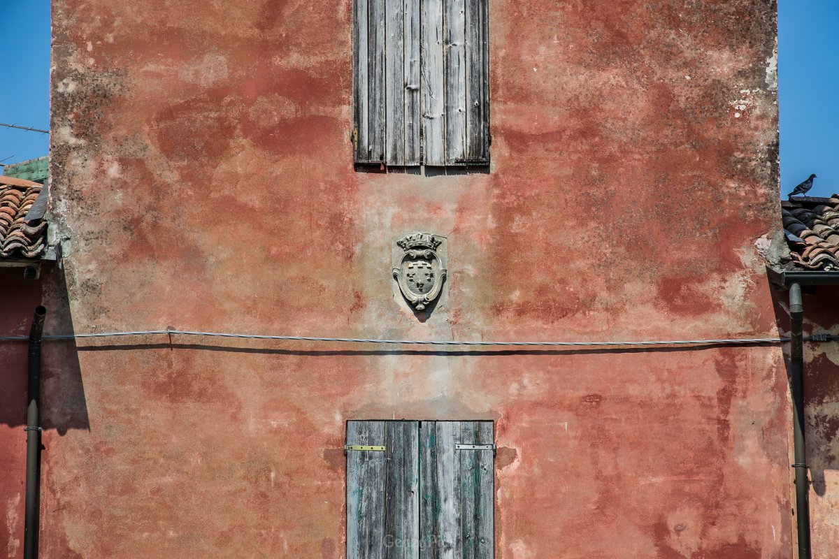 Stemma del Ducato di Galliera su Palazzo Bolognetti