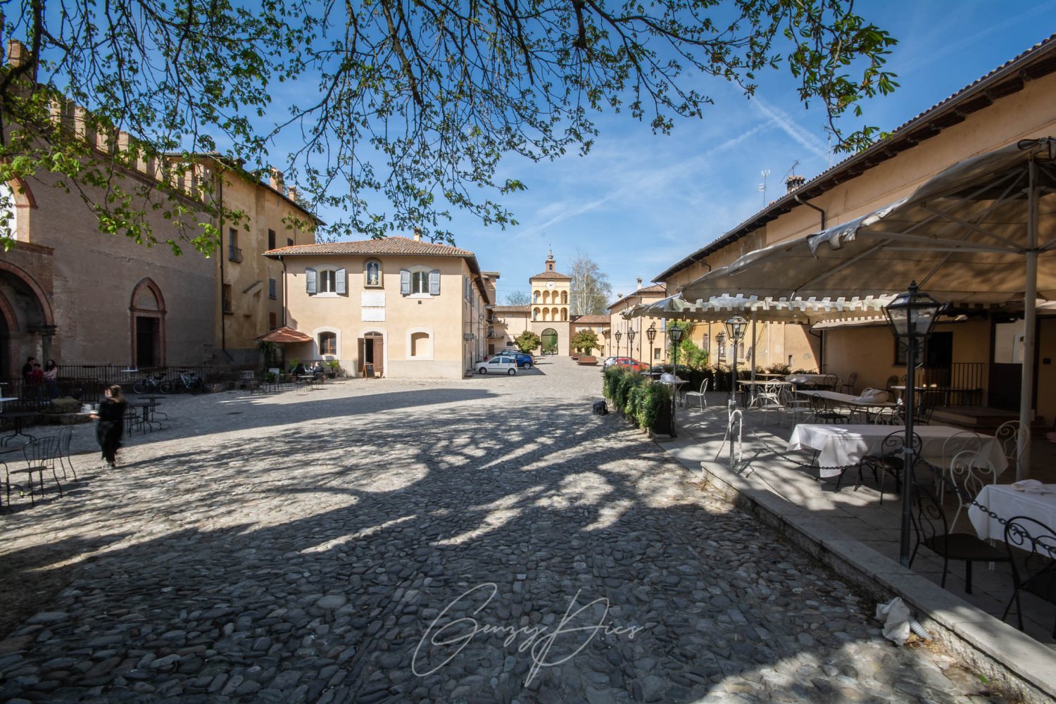 Palazzo De Rossi, il borgo