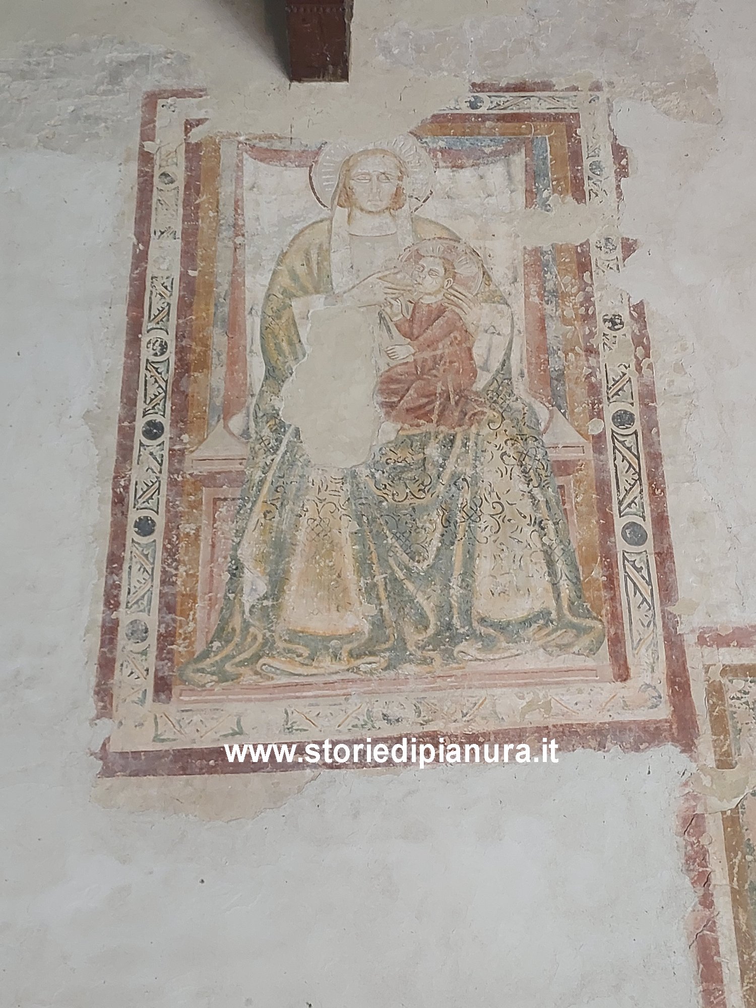 Affresco medievale Madonna in trono che allatta il Bambino