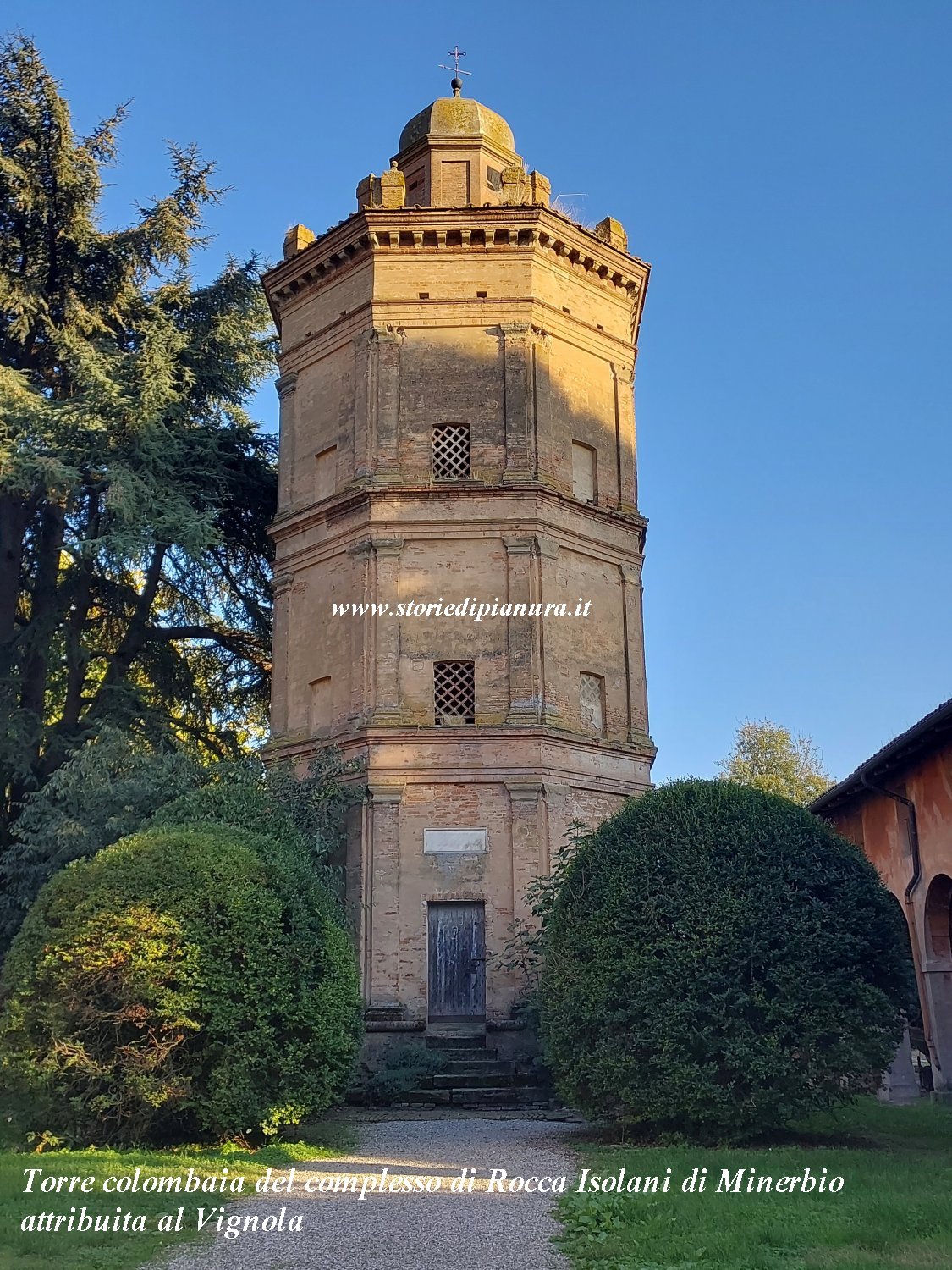 Torre colombaia del complesso di Rocca Isolani, Minerbio (attribuita al Vignola, 1536)