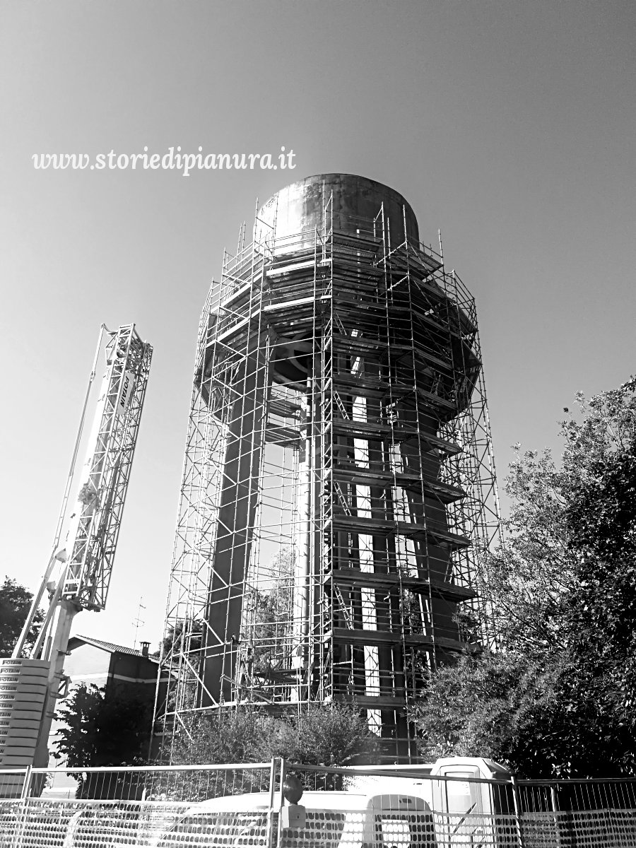 Smantellamento della torre piezometrica di Castel Maggiore