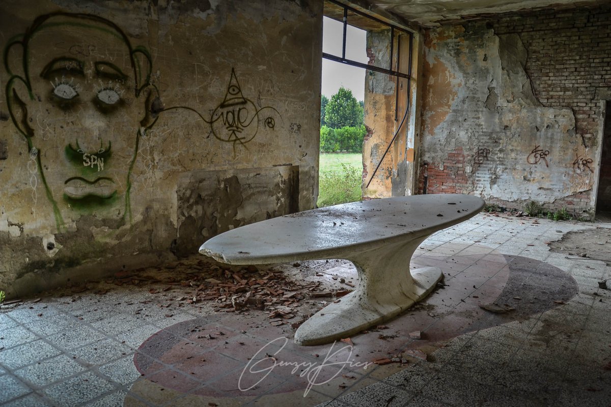 Villa Muggia Imola, tavolo ellittico