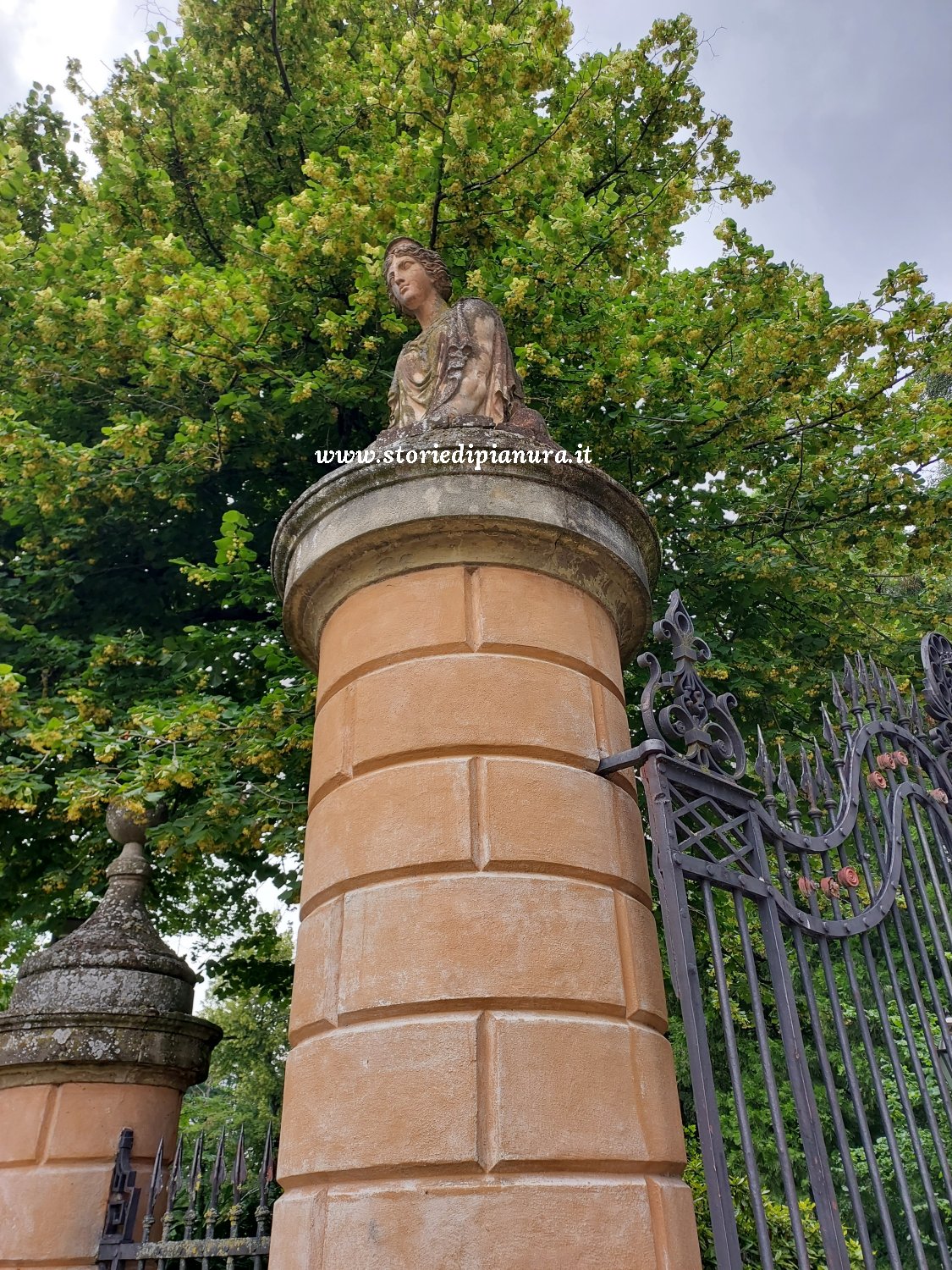 Sfinge sul cancello di Villa Salina